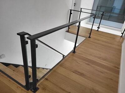 Stahlgeländer mit Glas Einfassung im Innenbereich